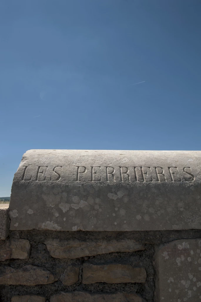 伯恩丘區 Les Perrières 特級園的典型布艮地雕刻門柱