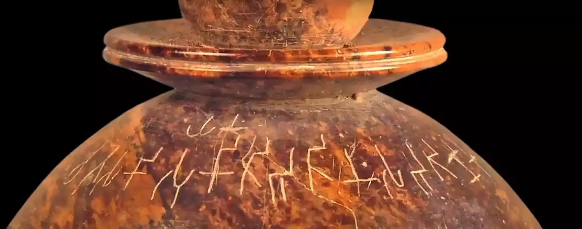 比普羅瓦佛塔遺址其中一個滑石壇罐蓋上孔雀王朝晚期婆羅米語銘文