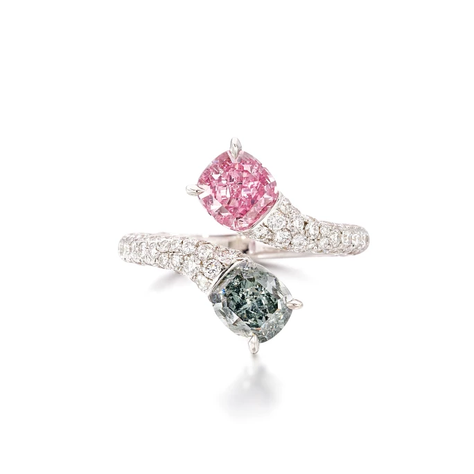 艷彩紫粉紅色鑽石及暗彩藍灰色鑽石配鑽石戒指