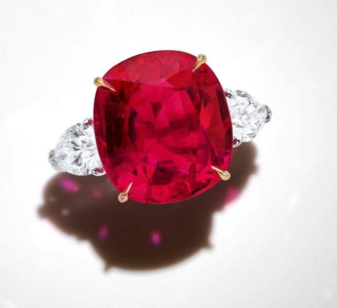 卡地亞紅寶石戒指，25.59 克拉枕形紅寶石
